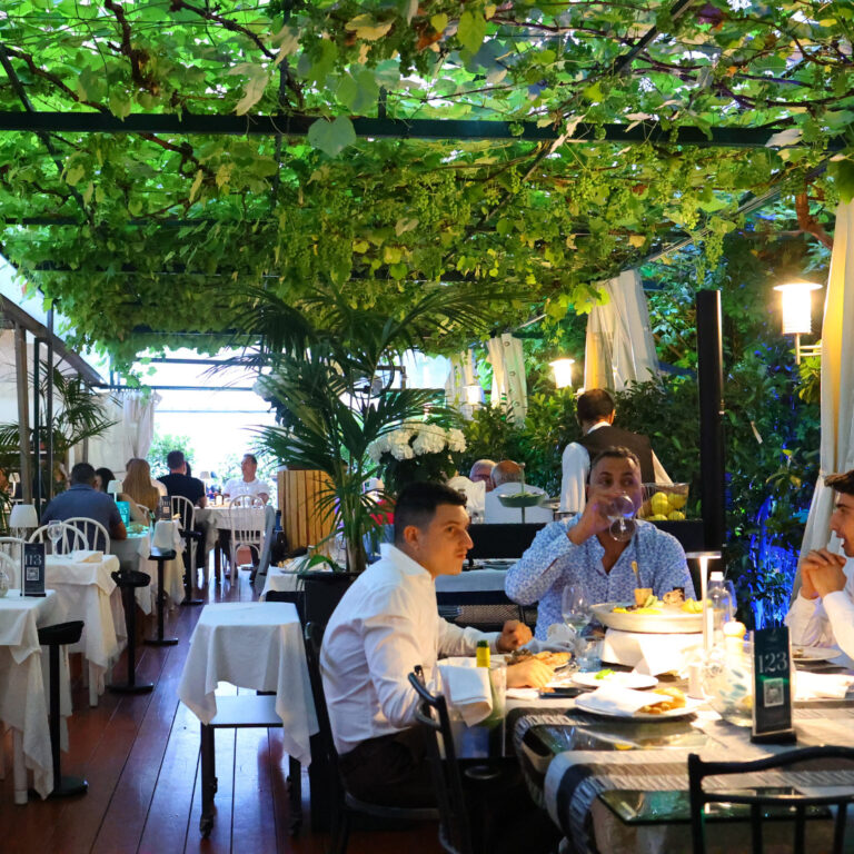 pranzo di ferragosto, pranzo nel giardino estivo, dehor Ristorante Da Dino